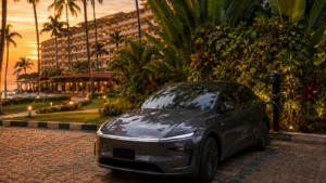 Auto eléctrico cargando en hotel de Vallarta con estación Blexxon al atardecer