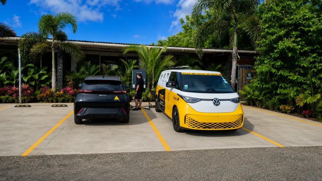 Estación de carga para autos eléctricos con vehículos conectados en un espacio comercial