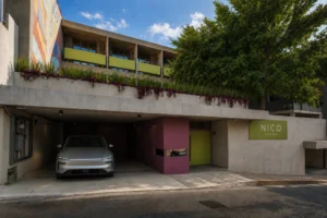 Auto eléctrico en el estacionamiento de Hotel Nico en Xalapa